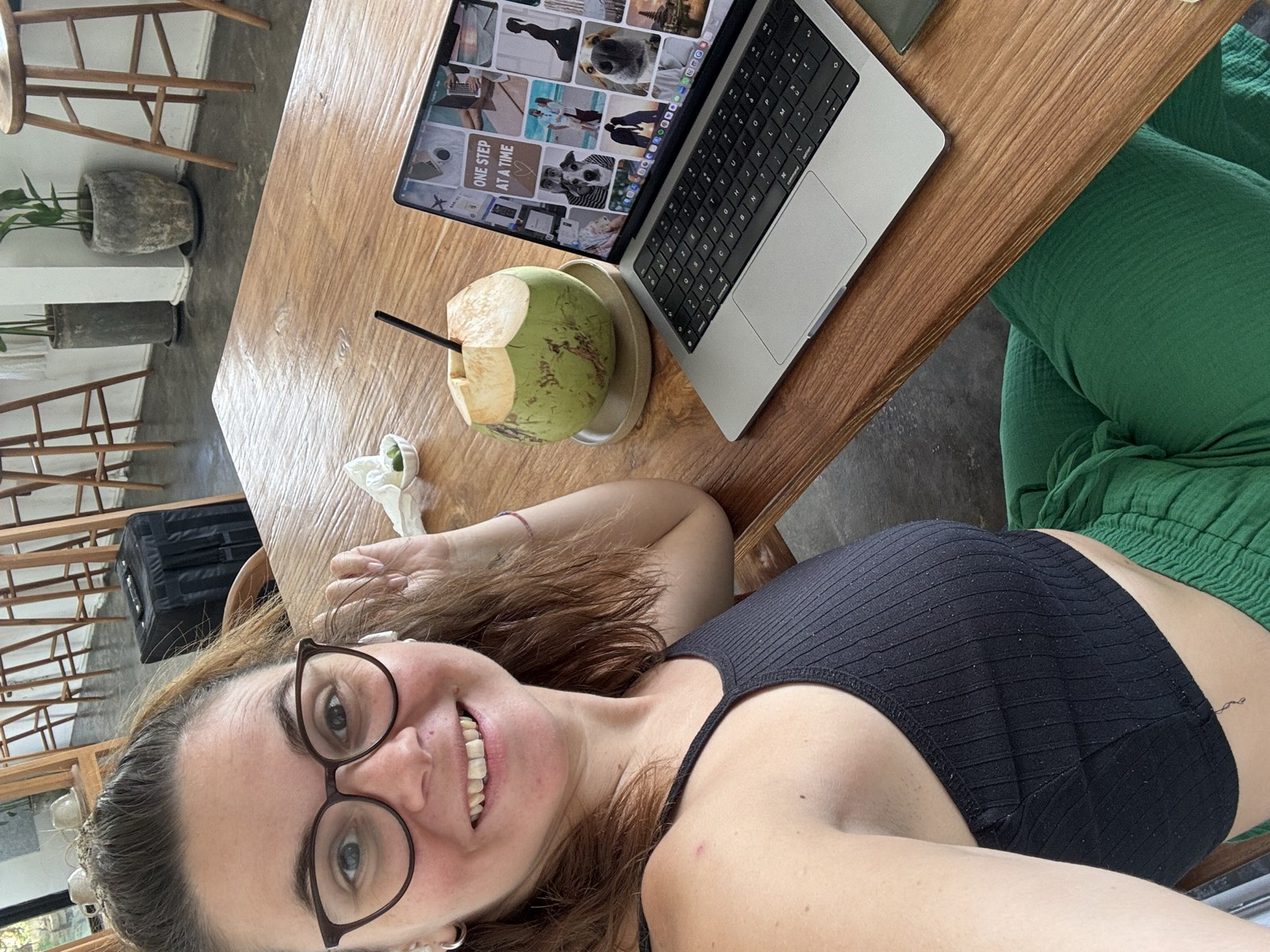 Éloïse au travail sur la stratégie d'un événement